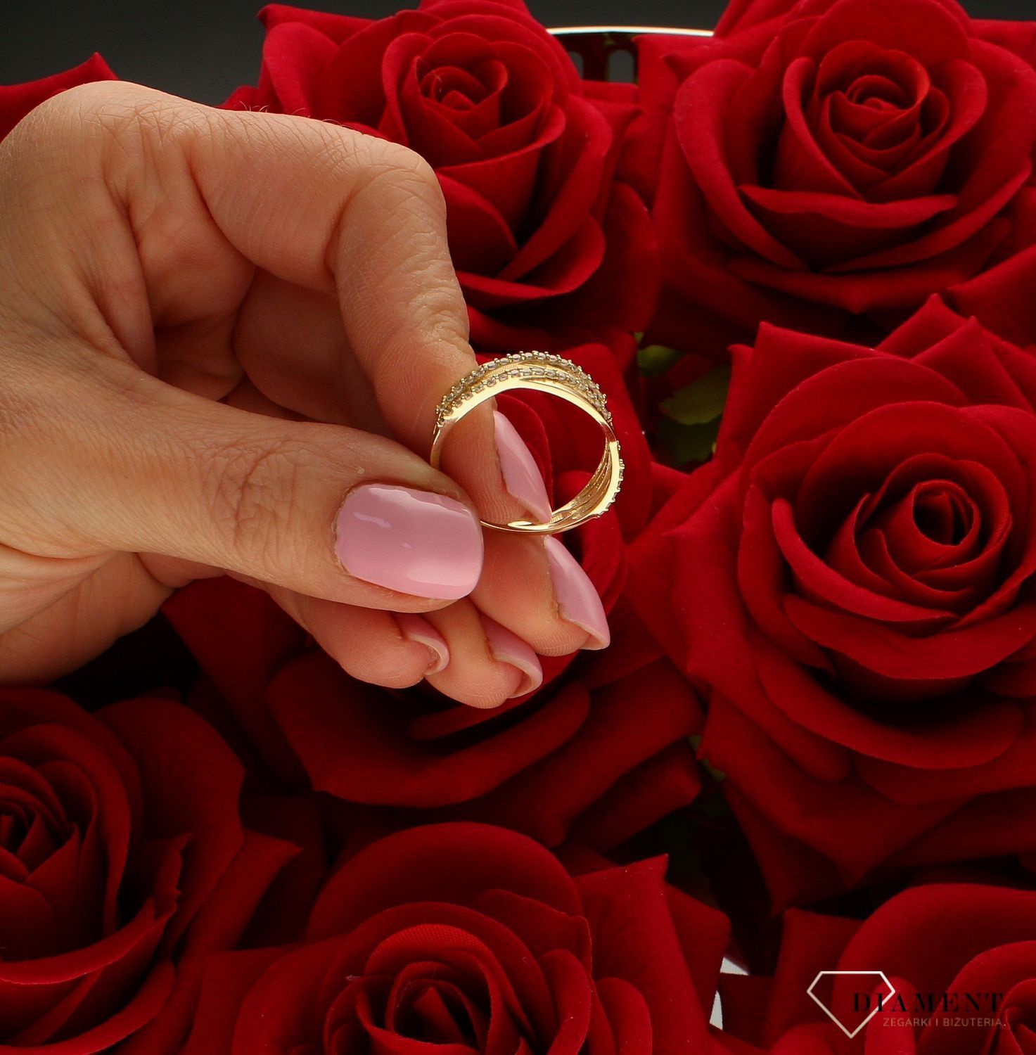 Złoty pierścionek damski Przeplatany błyskiem 585 PI 3058 585. Przeplatany pierścionek. Pierścionek złoty z cyrkoniami. Błyszczący pierścionek. Prezent na rocznicę, urodziny. Pomysł na prezent. Szeroki pierścień. Złoto z wyższ.jpg